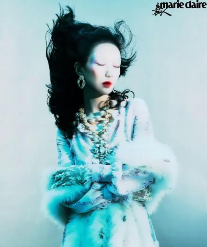天塌了！我的女神我的宝，我的杨紫这是咋了？
受啥刺激了，拍了这么诡异的照片！
