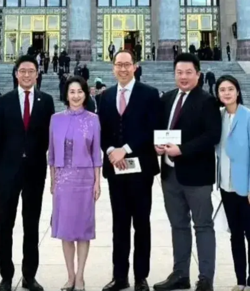 何超琼霍启山在人民大会堂的合影，看了让人觉得遗憾。主要是因为何超琼在北京社交，宁