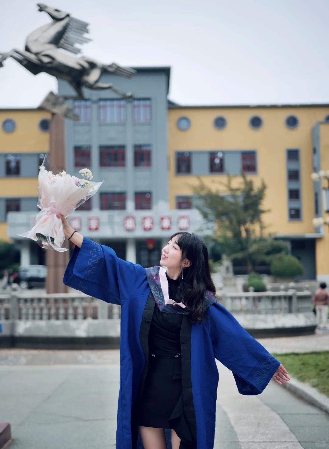 姐硕士毕业啦🎓！
先发一组！后面毕业典礼还有ε٩(๑&gt;₃&lt;)۶