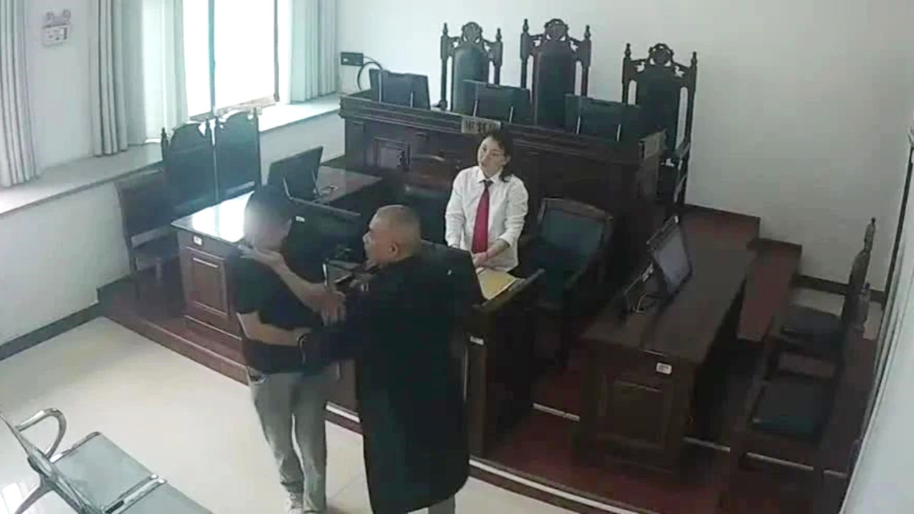 男子不想还钱当法官面把证据塞嘴里