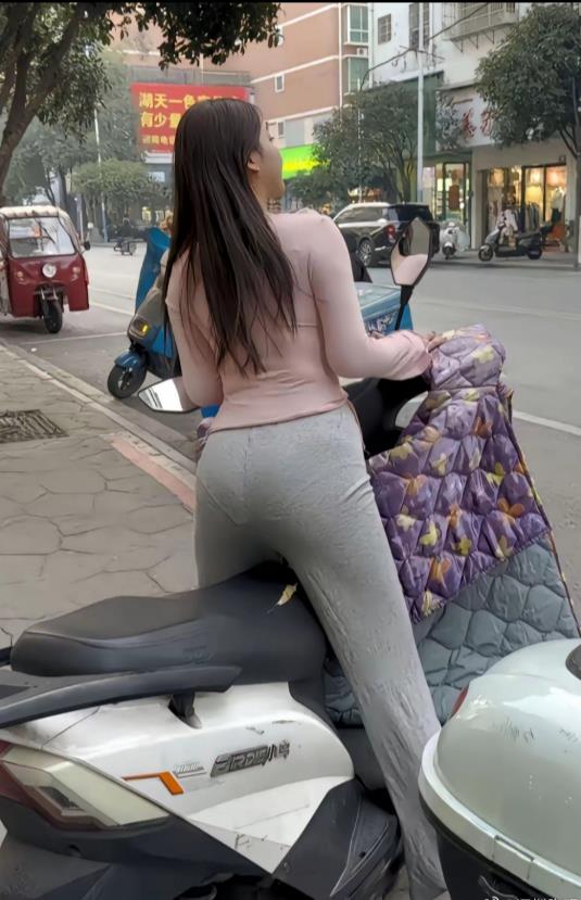 骑电动车，还是戴个头盔。
任何时候安全第一