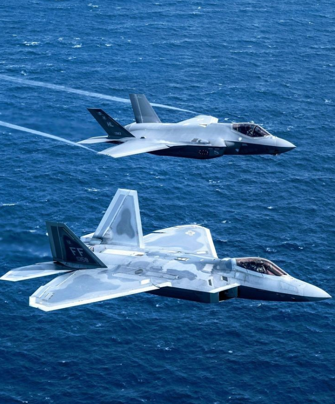 为什么再也听不到媒体报道美国F22、F35了呢？

原因很简单因为中国的六代机横