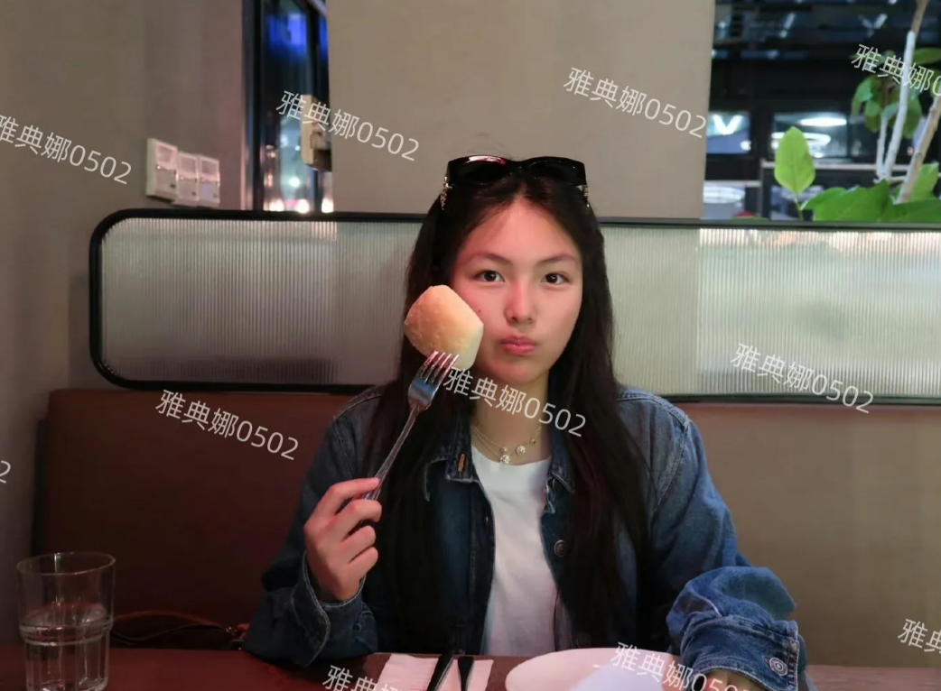 瘦下来的王诗龄越来越好看了，从小就长了一张圆圆娃娃脸的，经过不懈的健身运动已经瘦