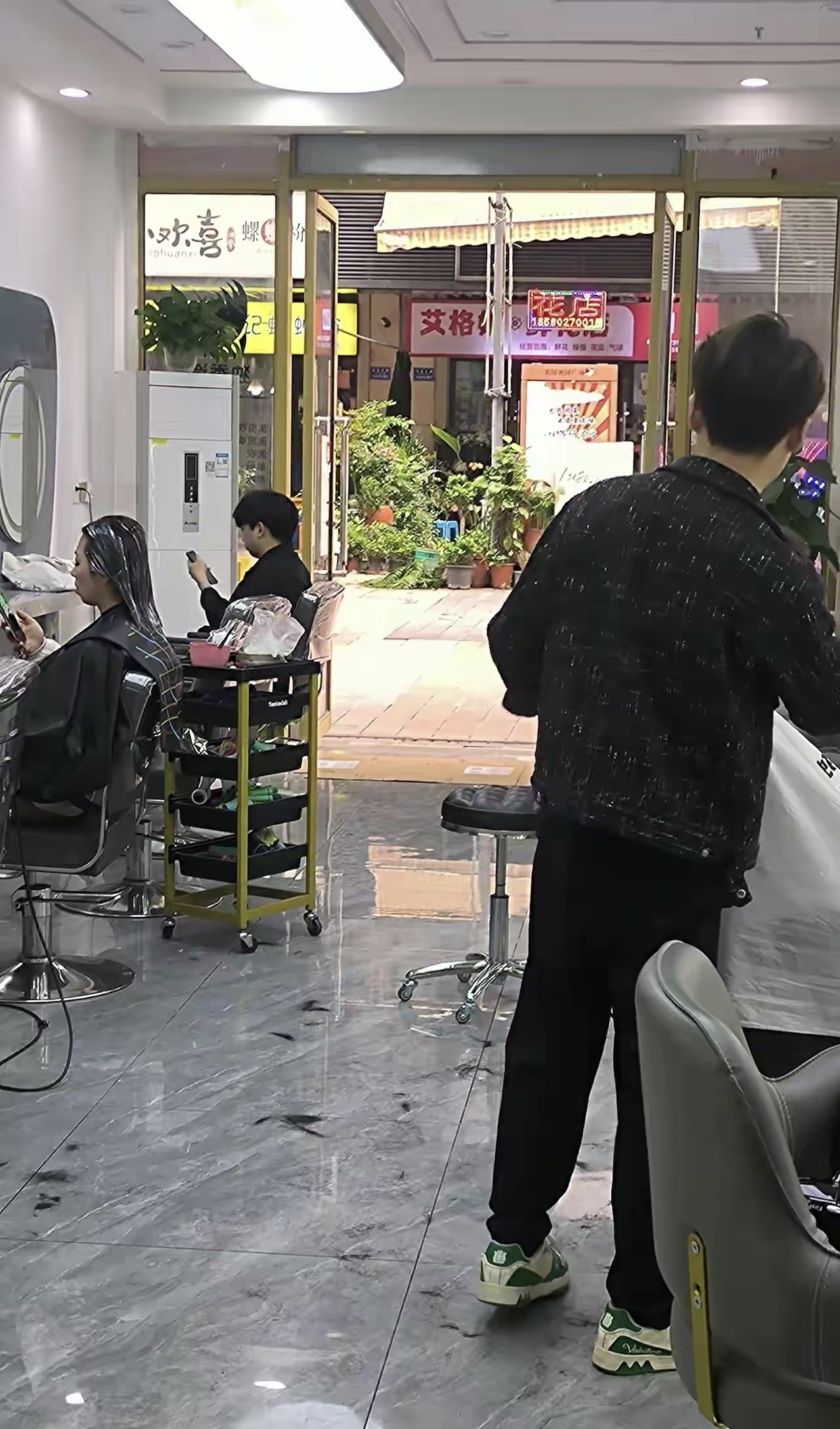 我是一家理发店老板，真是想不通啊，都 2024 年了，怎么还有人觉得 100 元