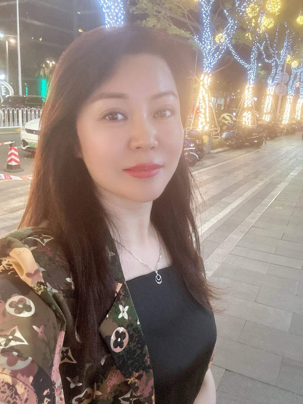 我今年52了，生活就是这么回事：
1. 我老公走了四年了，我一个人住，孩子们都不