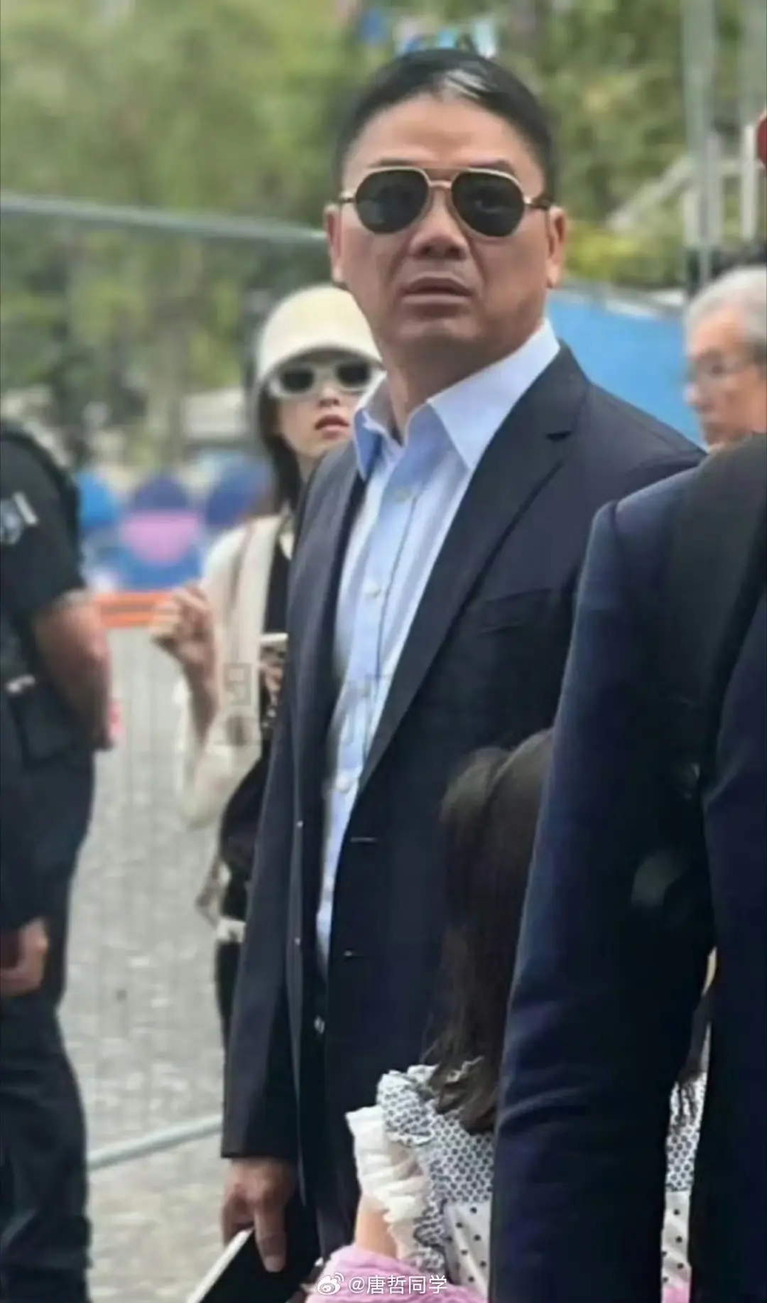 东哥，这撮白发是染的？还是天生的？

