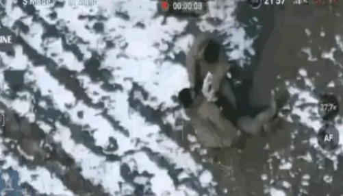 醒醒！兄弟！命要紧！
 
库尔斯克，冻得跟冰窖似的，一乌军士兵居然睡着了！战友急