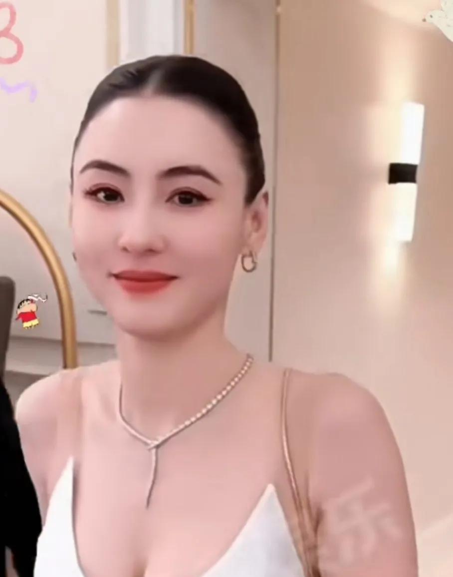 今天要跟大家分享一段45岁张柏芝出席活动的线下直拍画面，看完真的被她的身材和状态
