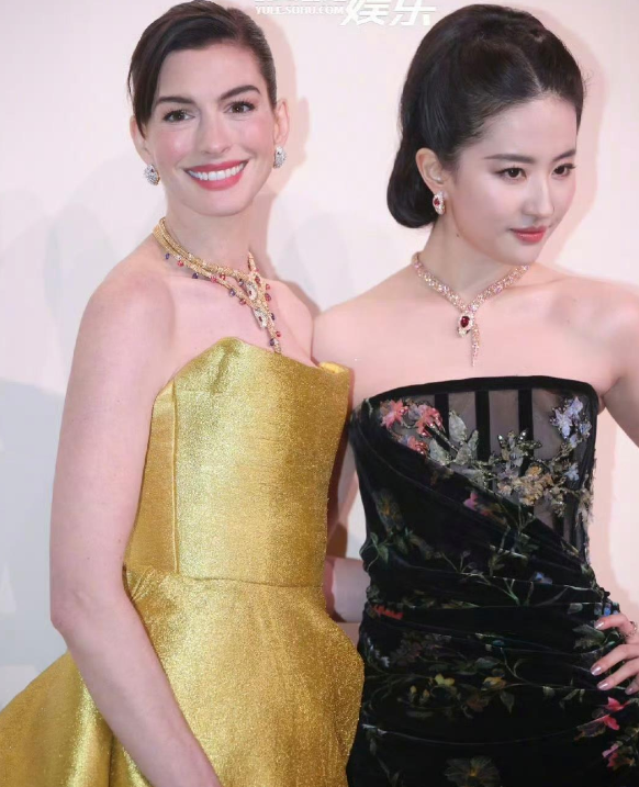 刘亦菲和安妮海瑟薇在时尚活动上同框，发现了几点：
1. 海瑟薇的头真的好小，比刘