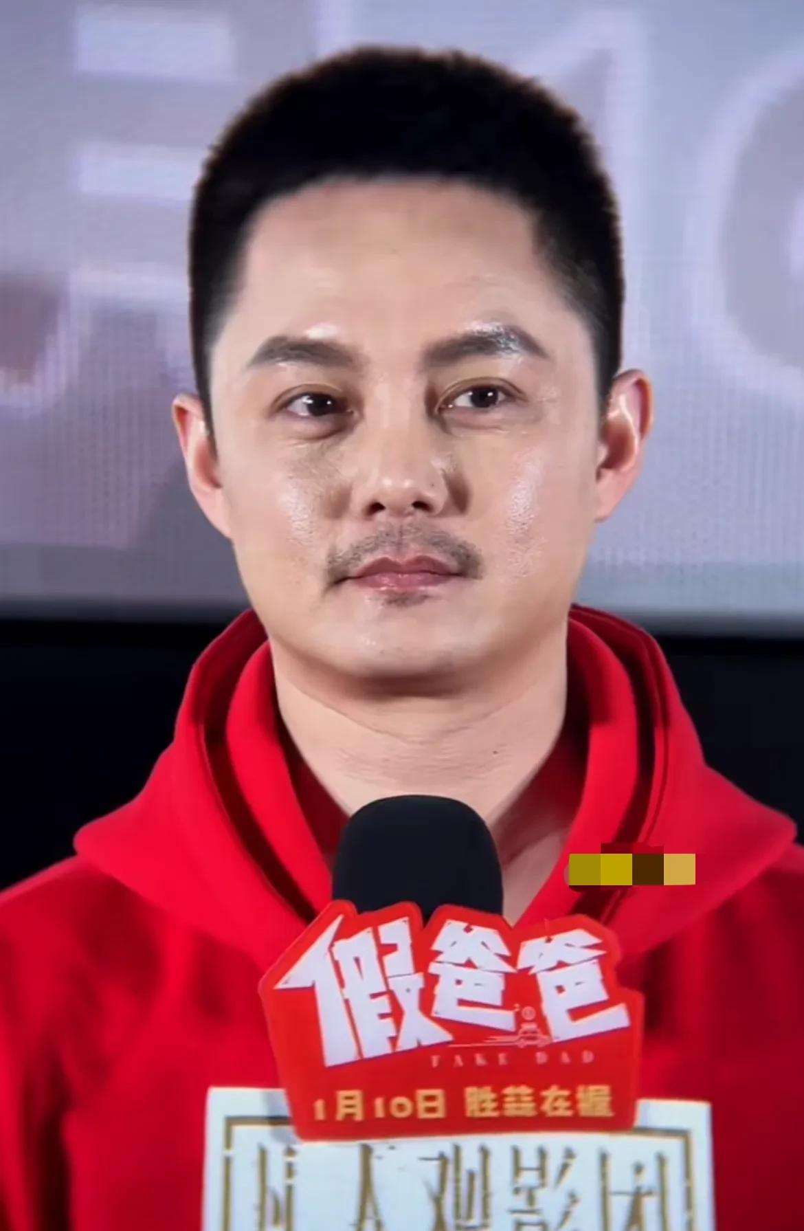 他怎么每年都长得不一样，这造型换的让人措手不及，新形象像个看透一切无欲无求的僧人