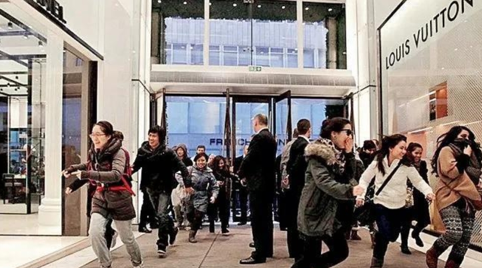2024风向彻底变了，社会上出现了三个极其反常的现象，大家发现了吗？ 第一，买房