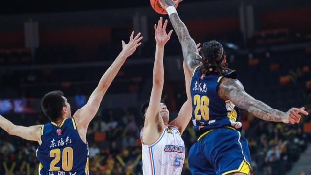 1人篮板比山东4大内线还多！此等中锋居然被杨鸣抛弃，杜锋乐开花