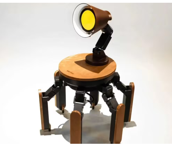 六脚 AI 机器人 Mi-Mo 亮相 CES 2025，头部是个台灯