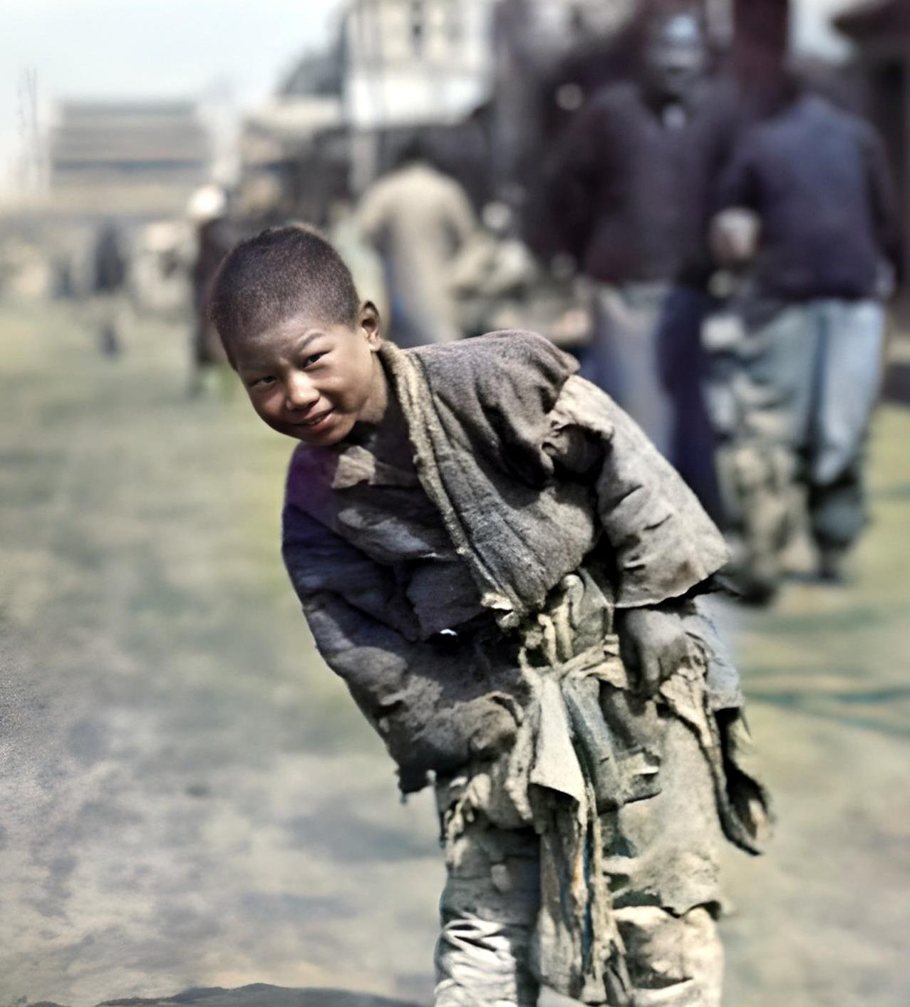 1920年代，北京鼓楼大街上，一个小男孩一边走路，一边将手伸进裤裆里捉虱子。不料