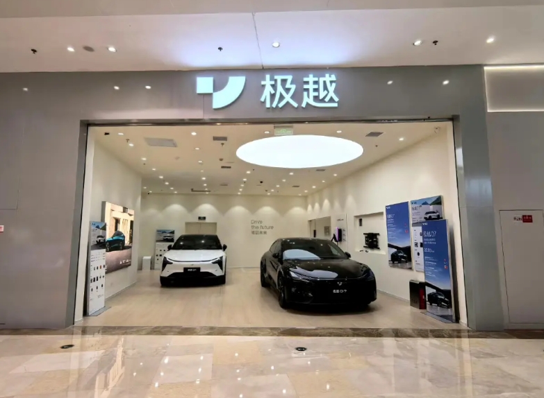 极越闪崩以后，很多极越的门店都没来得及撤。
比如这个店，还开着，但是里面没有一个