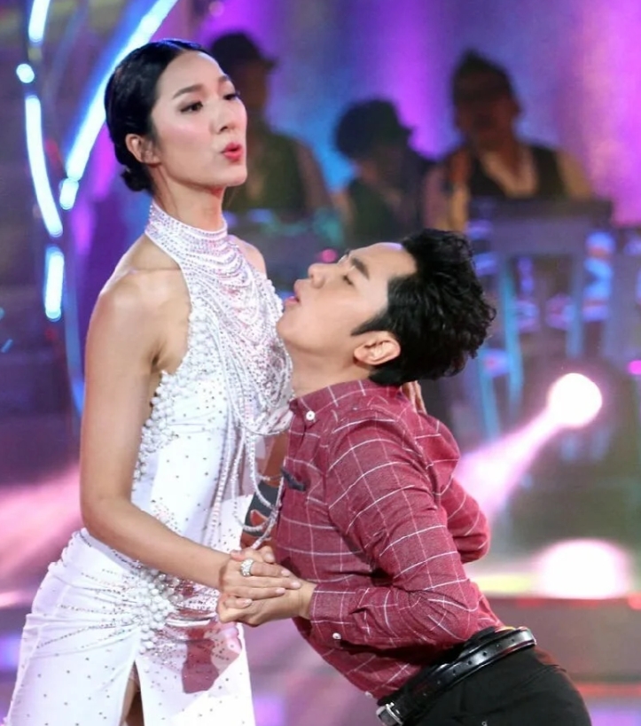 王祖蓝将800万彩礼扔给李亚男父母