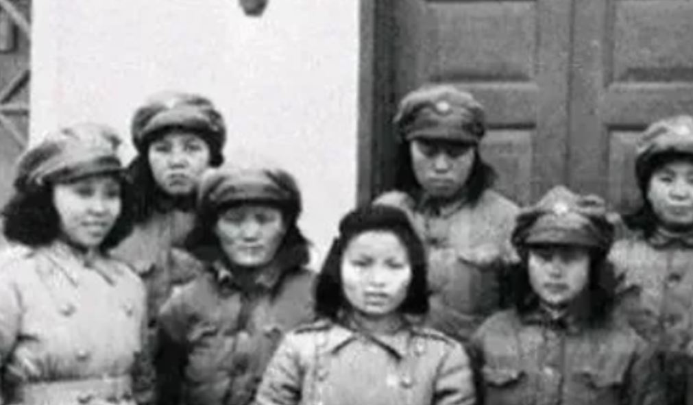 1942年，7名女译电员被日军包围，兽性大发的鬼子见她们年轻貌美，正要上前侮辱。