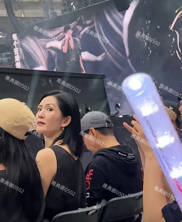 张杰演唱会见到谢娜，她本人挺老的，下巴和苹果肌很奇怪，感觉也动脸了。
她真是她老