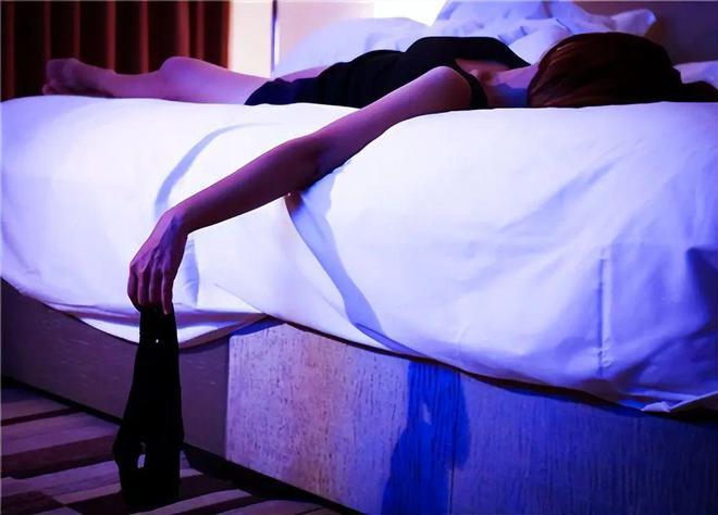 2007年，湖南一43岁女子惨死家中，警方初步怀疑是情杀，其兄提供线索：保守估计