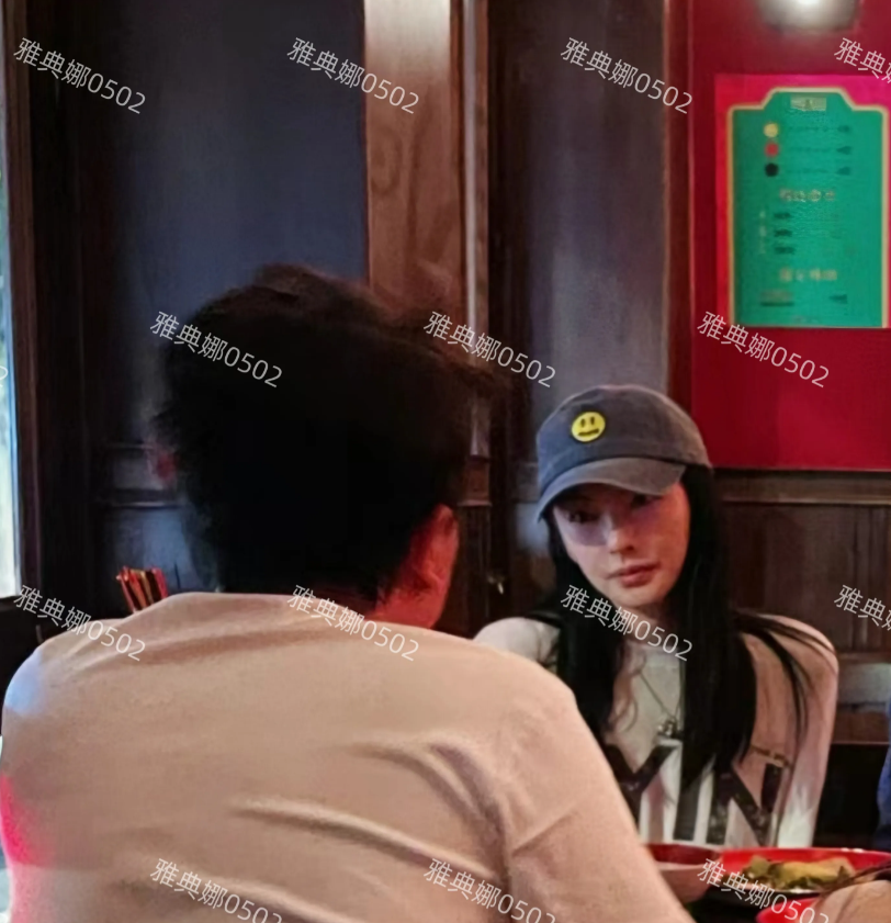 吃串串遇到张雨绮，本人比电视上好看太多了，脸小皮肤好，五官特别立体精致真人很瘦，