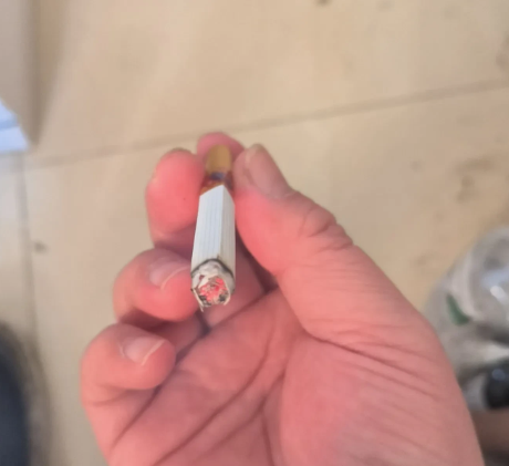 真的是跟不上时代了。
几天前朋友家办事，给拿了两盒烟，今天打开一看一盒只有十根，
