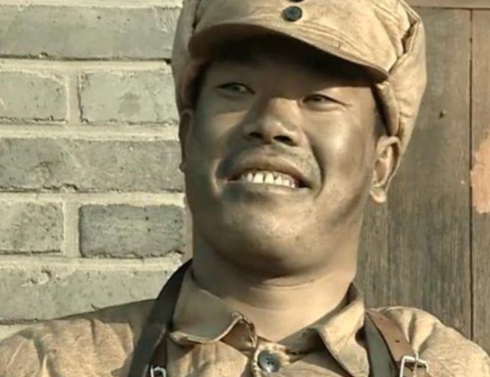 这是《亮剑》里面的一个有趣的镜头，大家都知道他演的“有胜”可谁知道他的真实名字是