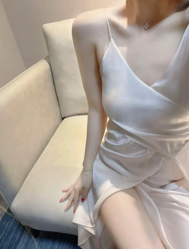 我正在洗衣服时，婆婆过来说：“娟子，该做饭了。”我回答道：“妈，我洗完衣服就去做