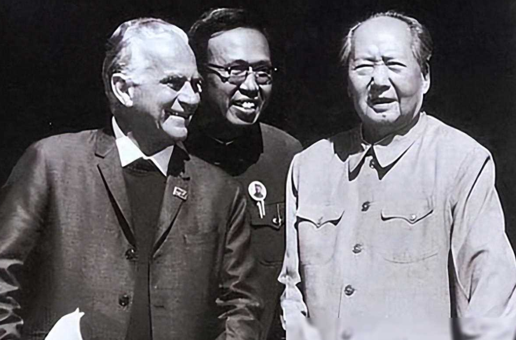 1936年，美国记者斯诺越过重重封锁进入陕北苏区进行采访，在此之前他就思考蒋委员