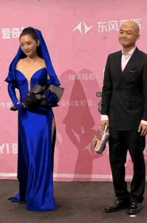 近日，一直备受观众喜爱的吴倩，却在红毯造型上 “栽了跟头”。


活动现场，她身