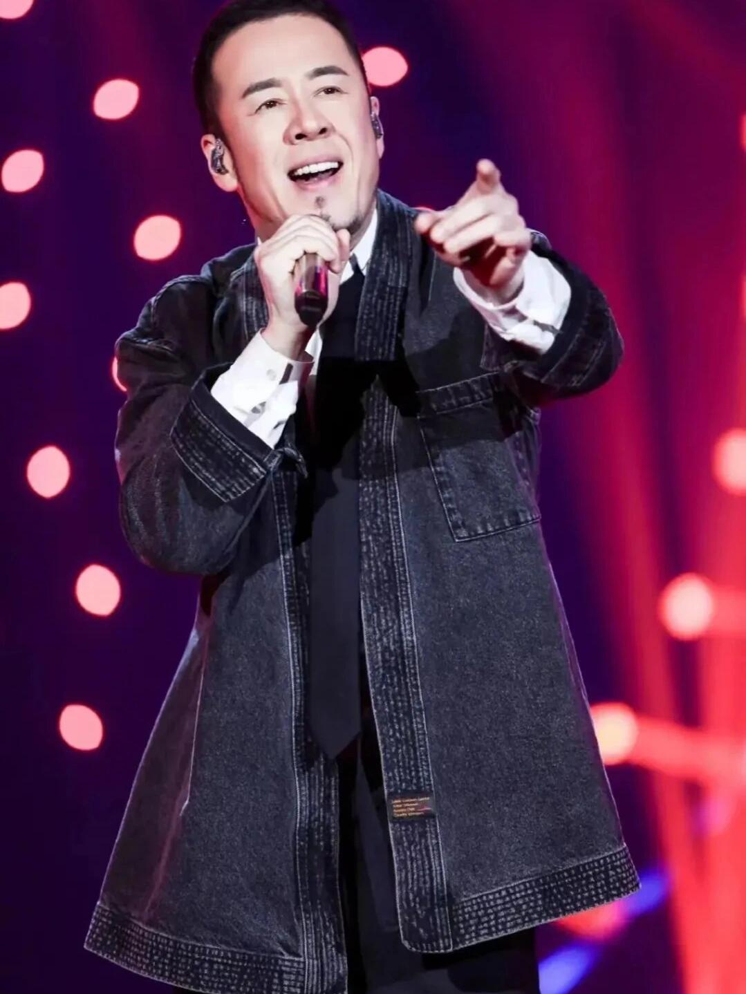 杨坤和女友默契地吃完饭就分了手