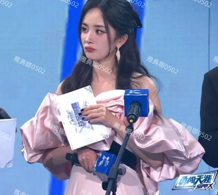 38岁的杨幂穿着粉色公主裙嘟嘴卖萌的表情，真是太油腻了!
嘴一撅起来法令纹和皱纹