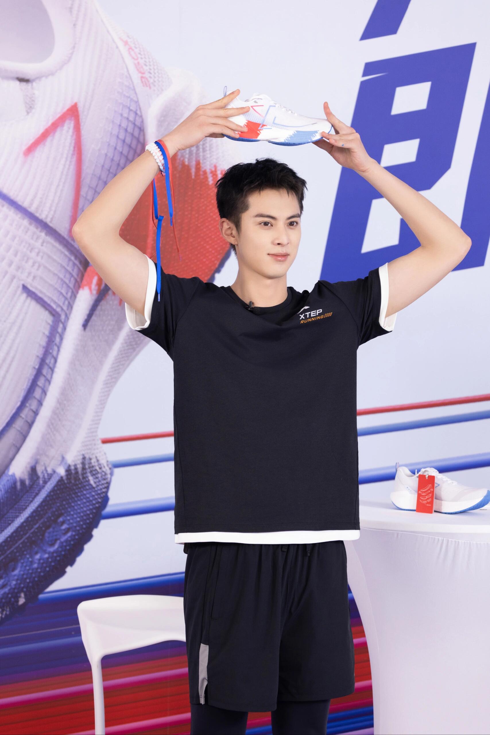 王鹤棣运动阳光大男孩