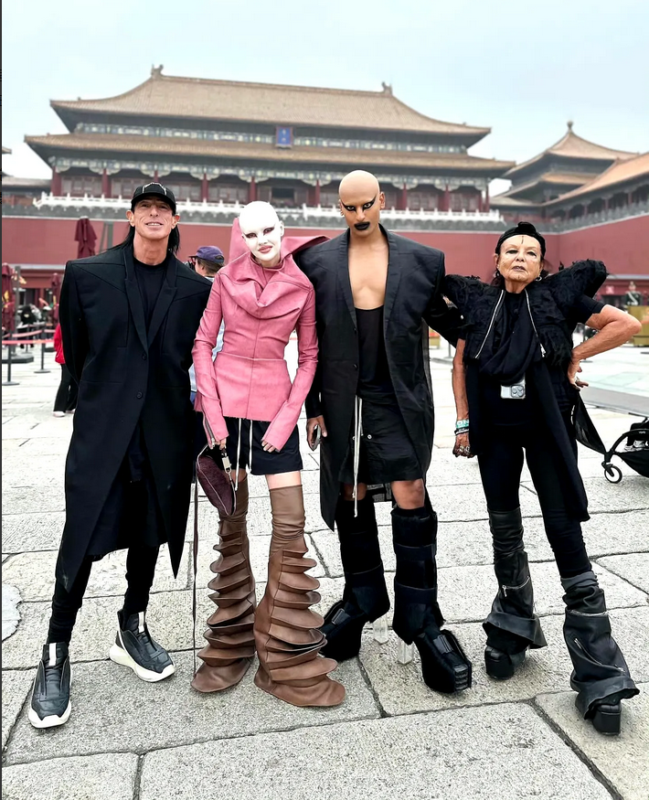 Rick Owens这样的装扮游故宫到底要表现什么，昨天Rick Owens一行