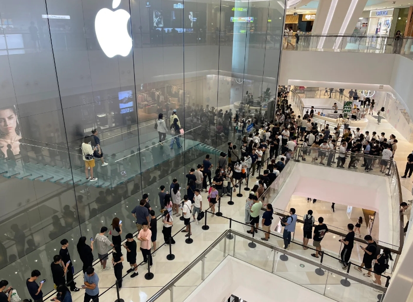 16上市当天情况

中午时间，当天现场排队取货的还是比较多，要排约半小时左右。看