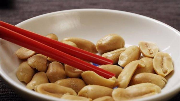 睡前吃几粒花生，坚持半月，3大好处不请自来，早知道早好