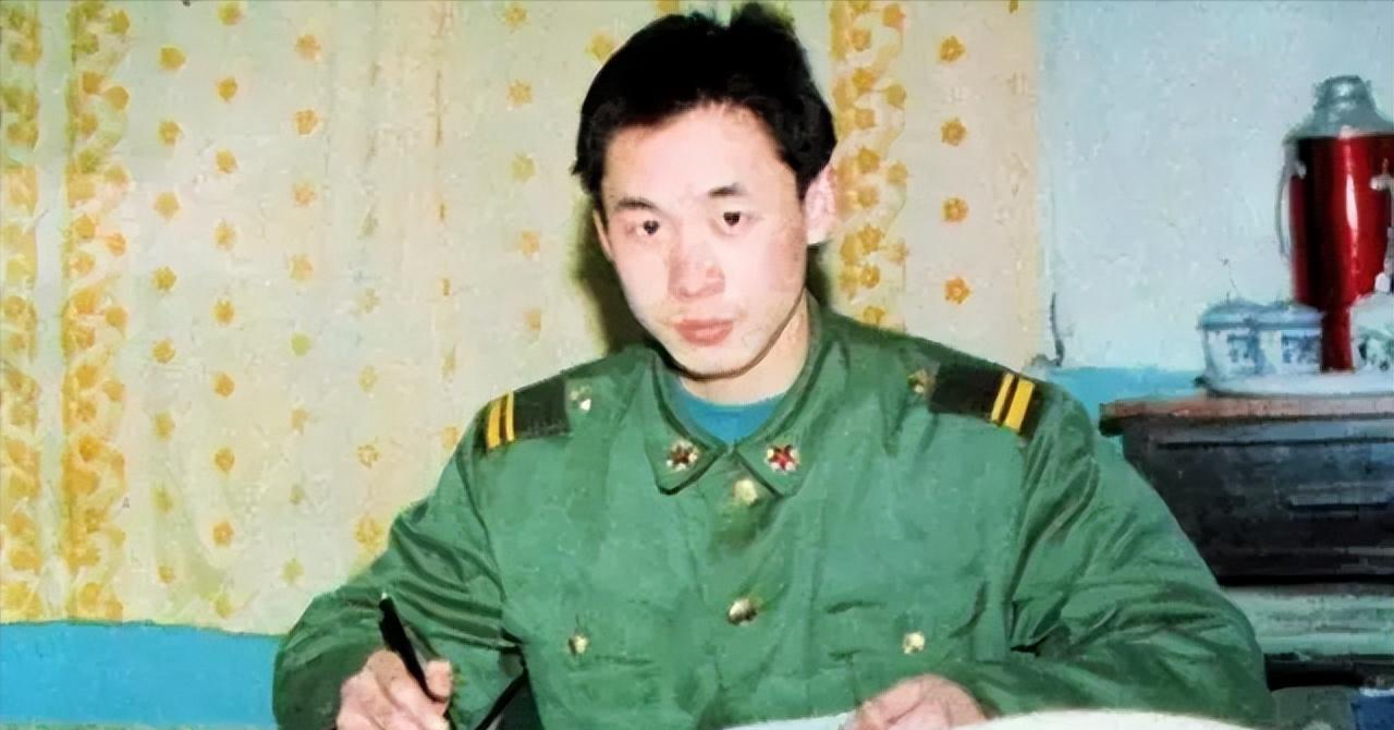 梁强，在1976年出生于军人家庭的小伙子，从小就对军装充满了向往，渴望成为一名像父亲的解放军战士。