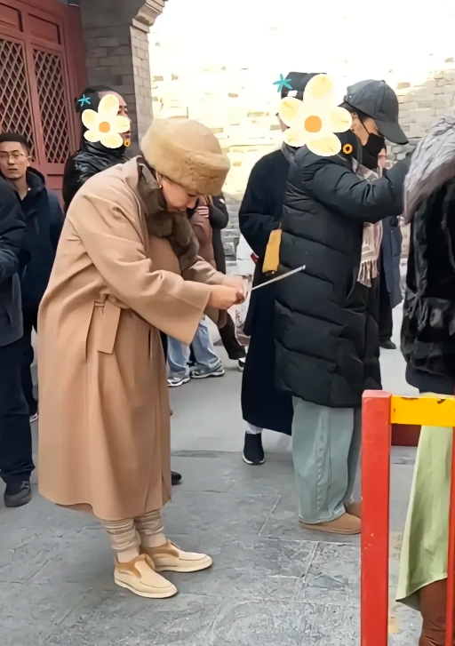 张兰在北京白云观上香祈福。整个人尽显老态，看起来确实有些蹒跚了！
像她这个年龄，