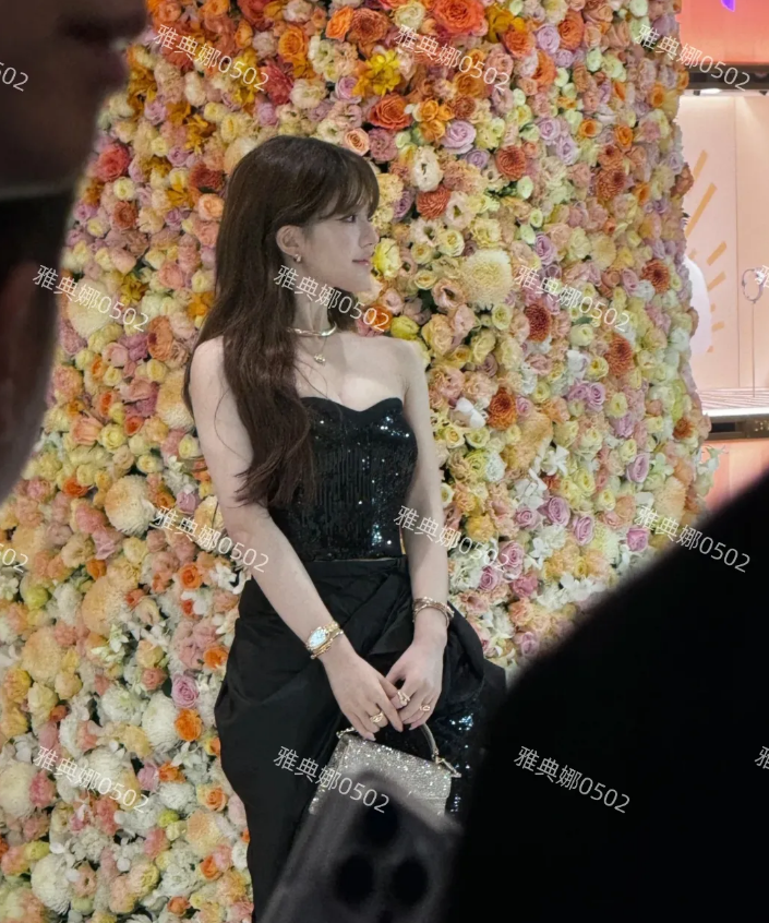 天啊，赵露思也变成蛇精脸了，难怪网友说她侧面看像刘梓晨，原来的饼脸现在变得又长又