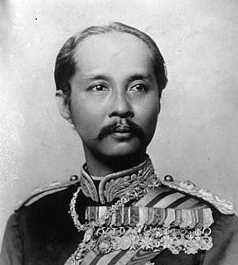 近代历史上的泰国也曾面对严重的民族危机：泰国的西部邻居缅甸和南边相邻的马来半岛都