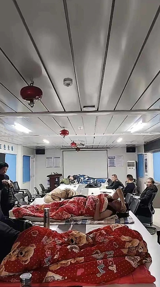 没钱给工程款，直接睡办公室，看你怎么弄，眼看马上过年，都说没钱，好好好，陪着你们