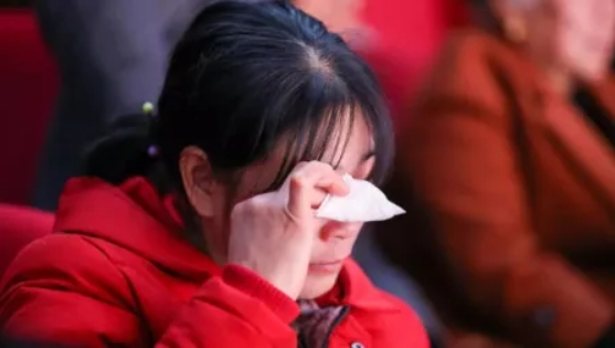 东北一高中女学生，因为太穷交不起学费。一个男人伸出援手，资助她读完大学。工作后，