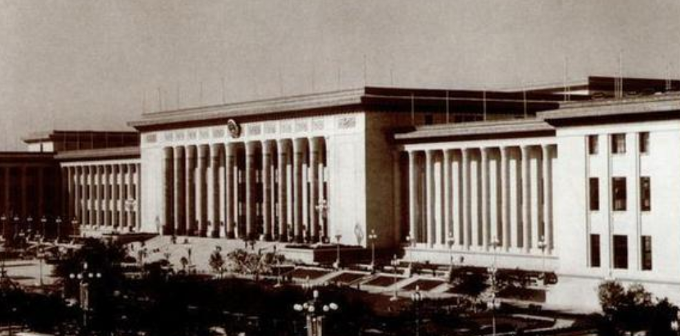 1949年，梁思成找到中央提议：“不如把人民大会堂建在五棵松。”可就在中央考虑之