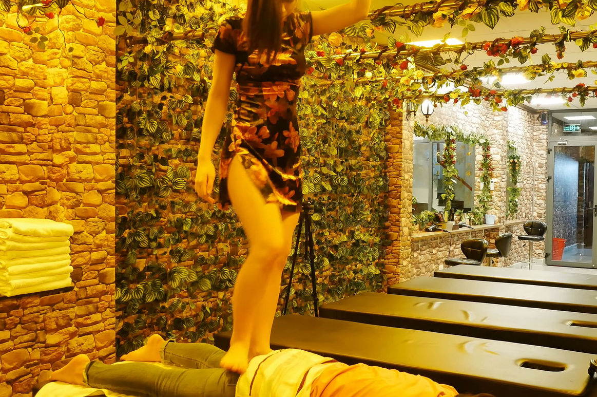 江苏苏州，一男子叫女技师上门服务，不料，快结束时，女技师突然趴在男子身上，触摸男