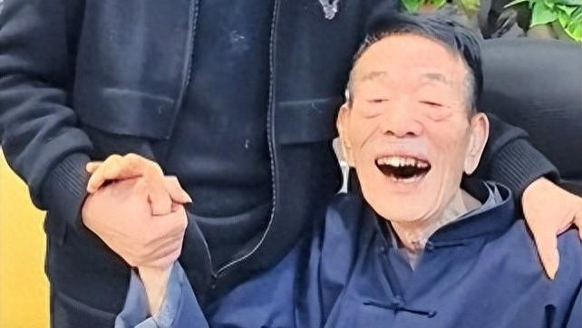 喝酒吃肉、抽华子，93岁的杨少华，在享福的路上一去不返