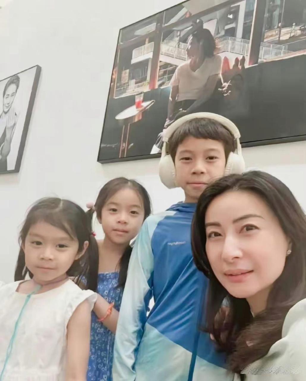 郭晶晶是豪门里出了名的节俭，原来是婆婆教得好。
婆婆朱玲玲多次被拍到买平价货，这