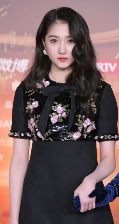 关晓彤造型师被骂上热搜
说实话，三个人的造型都不太行[捂脸]，全部都是靠脸在撑，