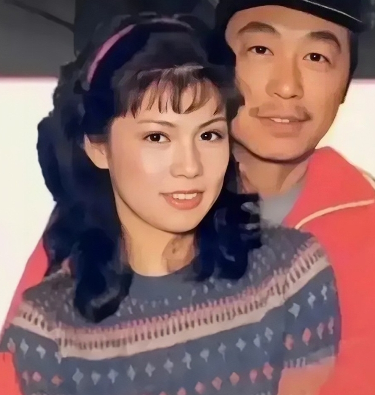 1983年，24岁的“黄蓉”翁美玲和49岁的“黄药师”曾江的珍贵合照。镜头下的翁