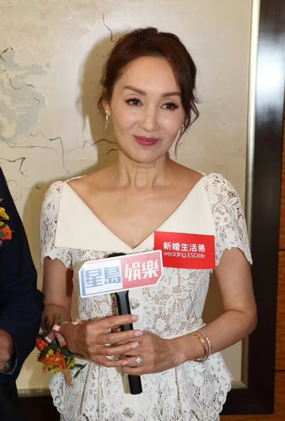 55岁TVB“初代女神”郭可盈现身香港，其实，自然老去也挺好的！