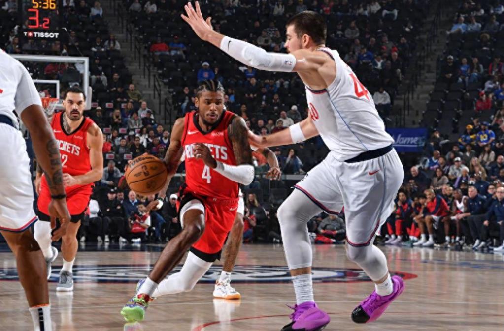 哈登因为腹股沟伤病倒下了，快船被火箭三杀。在之前泰伦卢就劝告哈登不要去打森林狼，