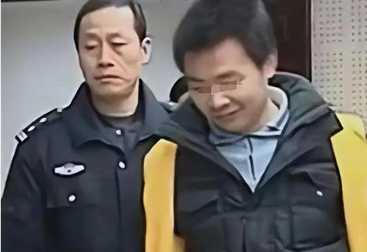 2007年，江苏25岁女子弟弟意外触电身亡。两年后，女子结婚不到2个月，踩到一块